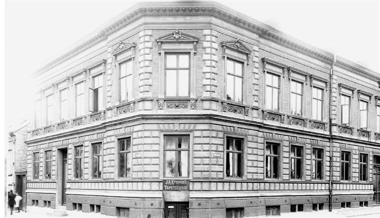 The hotel building 1920