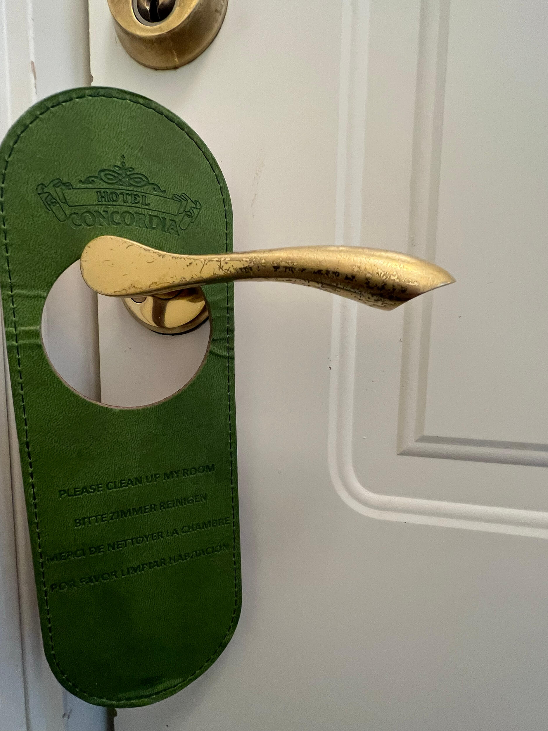 Dörrhandtag med skylt "Please clean up my room"