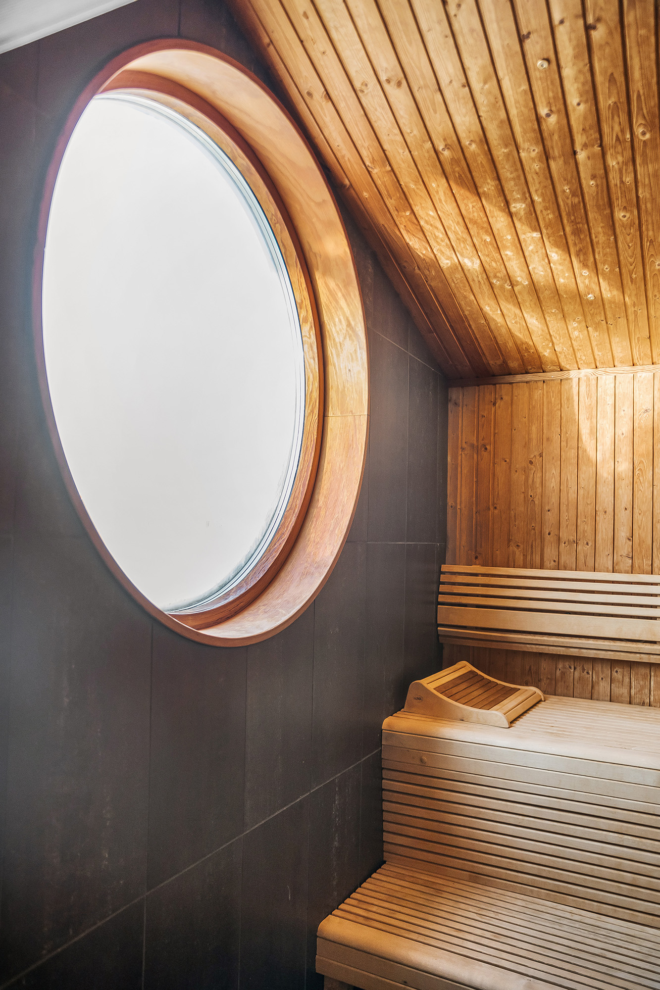 Bastu med stort runt fönster